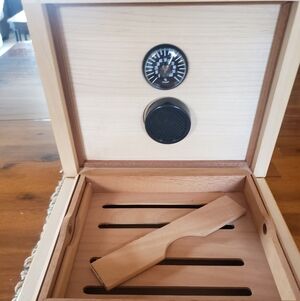 Wooden Humidor Box with Hygrometer.Lined In Cedar